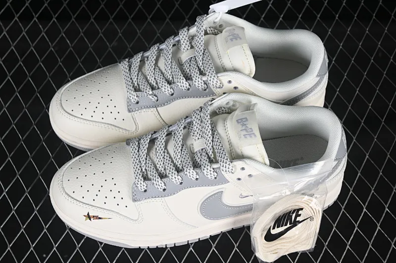 All categories Nk SB Dunk Series Nk SB Dunk Low High-end customized low-top sneakers Nk SB Dunk Low Bape co-branded Beige Gray Anniversary high-end customized low-top casual sneakers XS6089-508